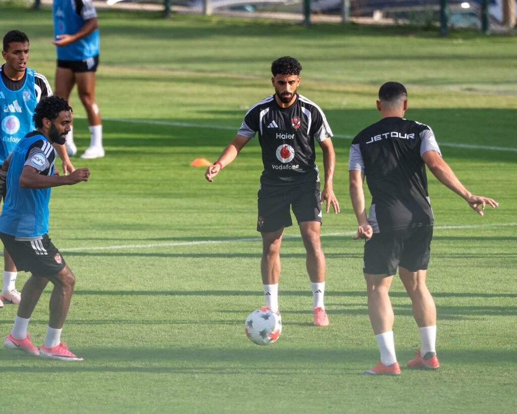 الأهلي يواصل استعداداته لمواجهة برشلونة 