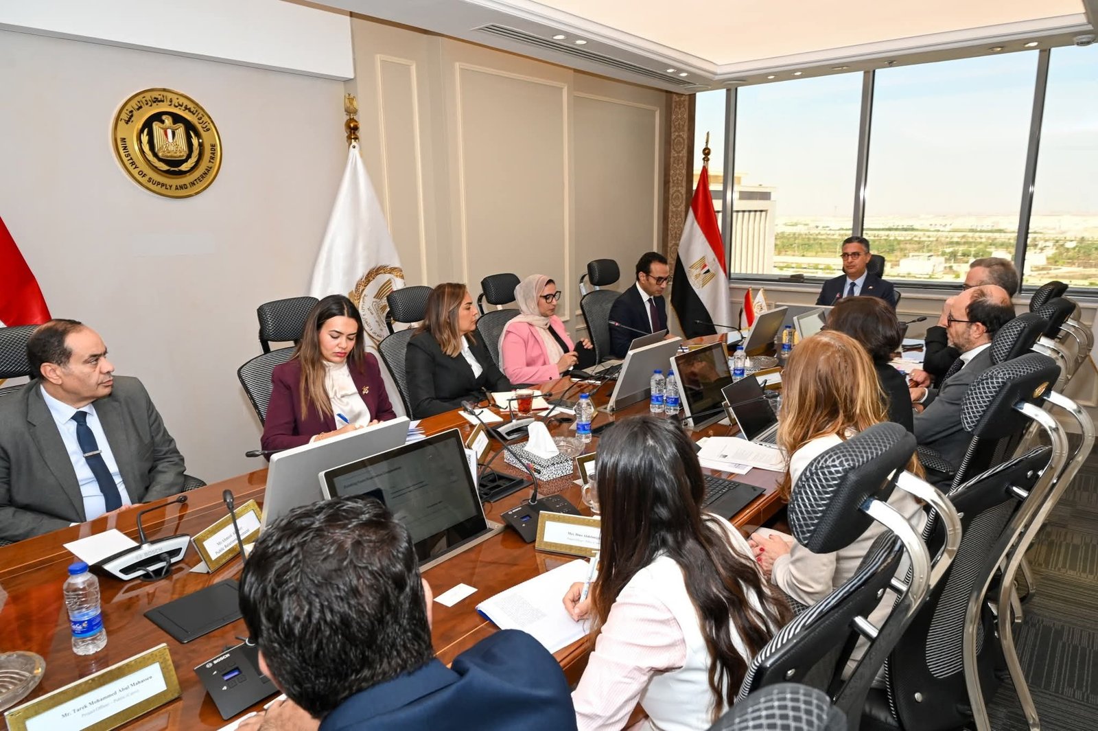 وزير التموين يبحث مع وفد بنك الاستثمار الأوروبي تعزيز التعاون في مشروعات الأمن الغذائي والبنية التحتية اللوجستية.
