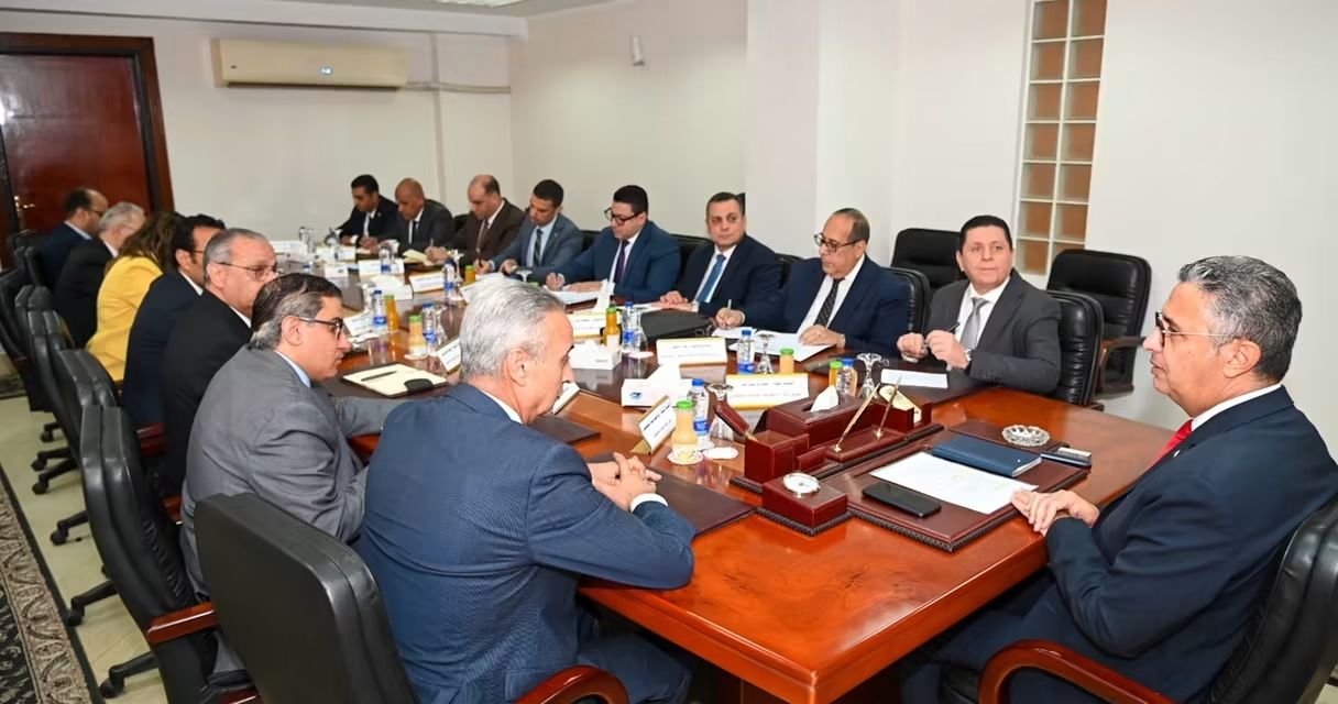الدكتور شريف فاروق وزير التموين والتجارة الداخلية خلال اجتماع متابعة مبادرة خفض أسعار السلع وطرح 18 سلعة جديدة.