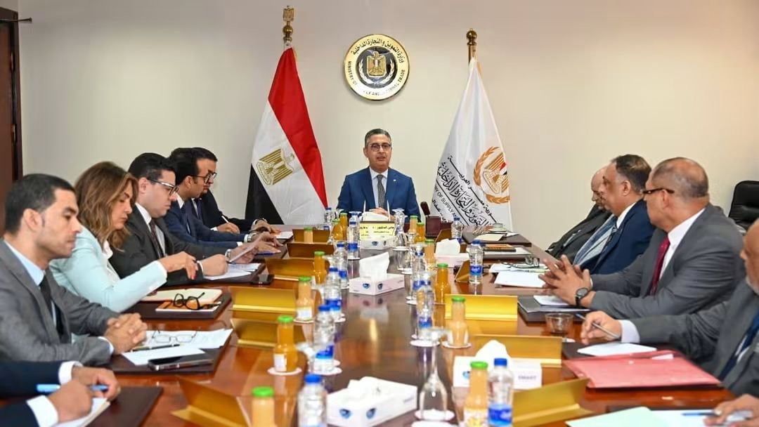 وزير التموين شريف فاروق يعقد اجتماعاً مع الشعبة العامة للمخابز وغرفة صناعة الحبوب لمتابعة منظومتي الطحن والخبز.
