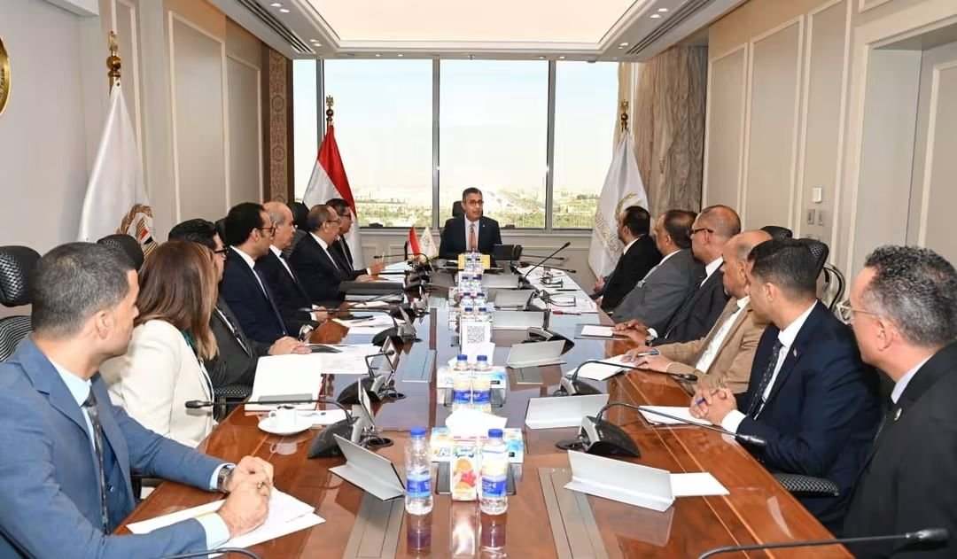 الدكتور شريف فاروق وزير التموين خلال اجتماعه مع ممثلي الشعبة العامة للمخابز وغرفة صناعة الحبوب لمتابعة سوق الخبز الحر والدقيق.