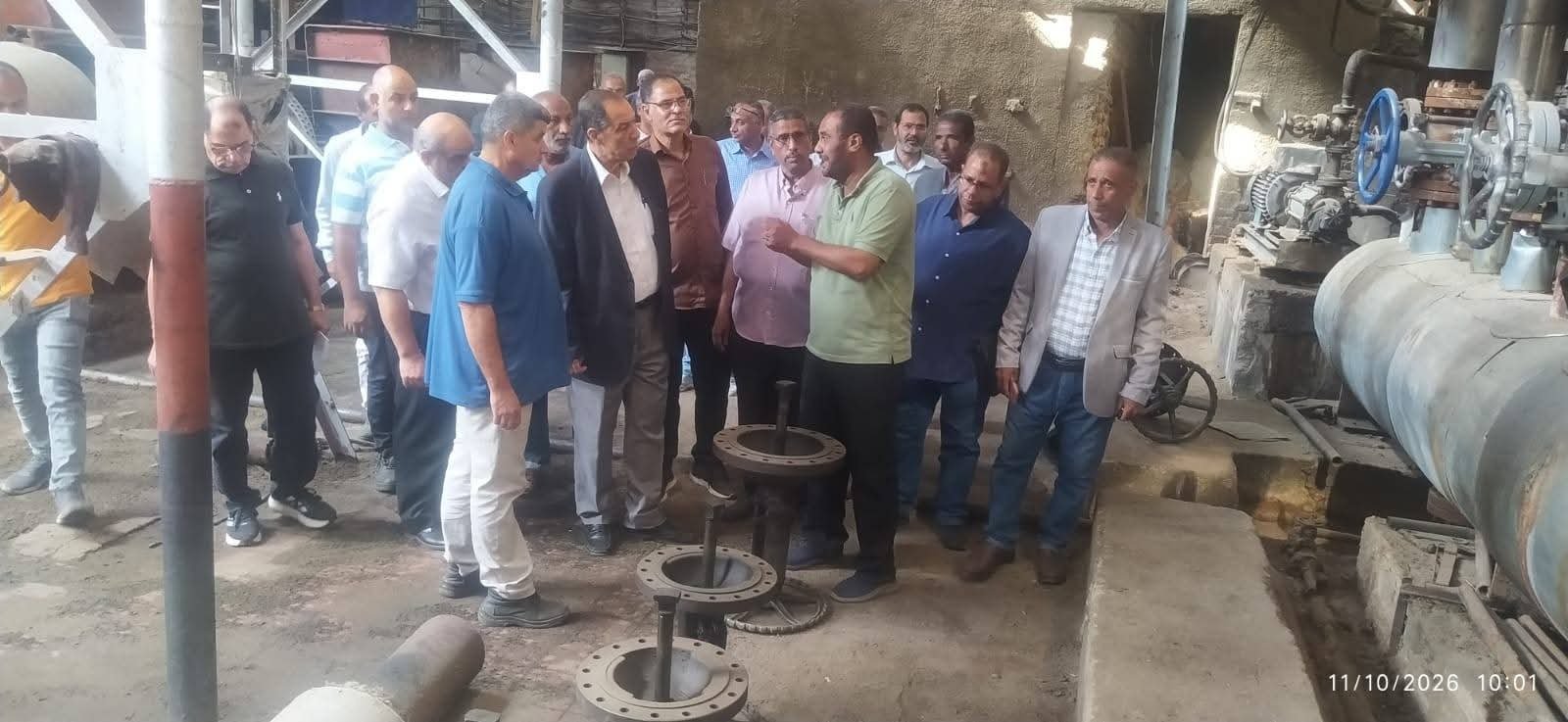 الكيميائي صلاح فتحي خلال زيارته التفقدية لمصانع سكر إدفو لمتابعة الاستعدادات للموسم الإنتاجي الجديد