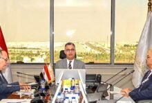 وزير التموين شريف فاروق خلال اجتماع مع مسؤولي أدفانسز تليكوم لتطوير منصة كاري أون الرقمية.
