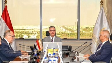 وزير التموين شريف فاروق خلال اجتماع مع مسؤولي أدفانسز تليكوم لتطوير منصة كاري أون الرقمية.