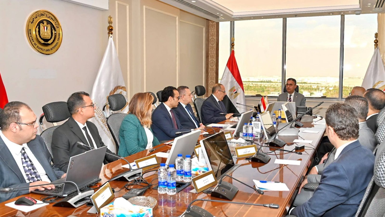 وزير التموين شريف فاروق خلال اجتماع مع مسؤولي أدفانسز تليكوم لتطوير منصة كاري أون الرقمية.