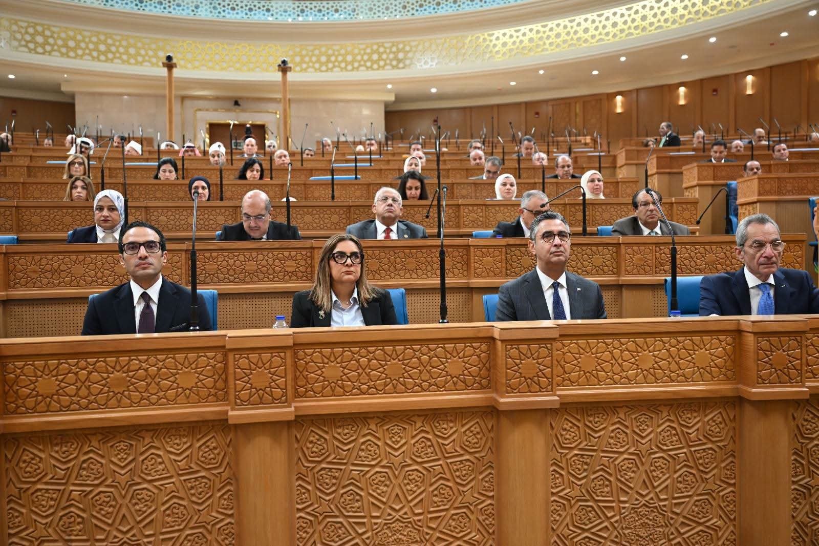 وزير التموين شريف فاروق يستعرض خطة تأمين احتياطي السلع الأساسية وزيادة السعات التخزينية للقمح إلى 6 ملايين طن بحلول 2030.
