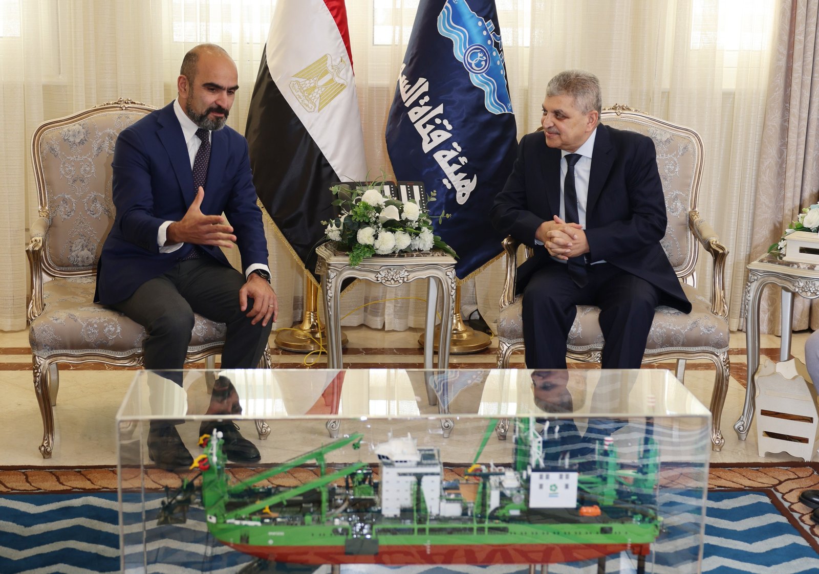 الفريق أسامة ربيع رئيس هيئة قناة السويس خلال لقائه المدير الإقليمي لشركة DEME البلجيكية لبحث التعاون في مجال التكريك.