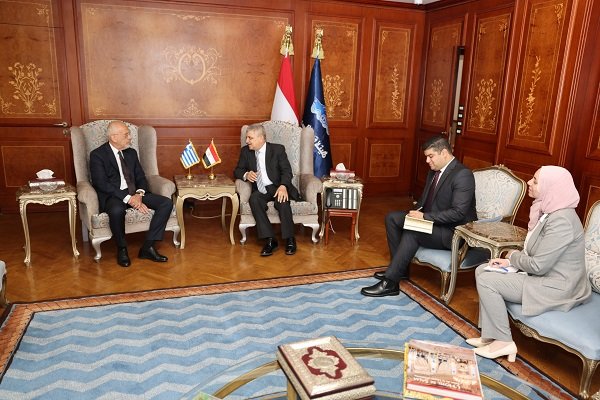 الفريق أسامة ربيع رئيس هيئة قناة السويس خلال لقاء لبحث تعزيز التعاون المصري اليوناني في الصناعات البحرية والخدمات اللوجستية.
