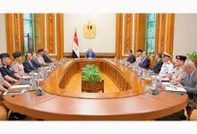 الرئيس عبد الفتاح السيسي خلال اجتماع رسمي بمشاركة مسؤولين مصريين.